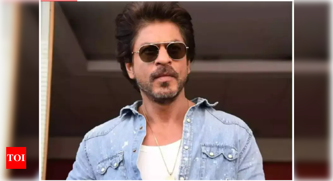 A fan asked SRK to review Pathaan, his reply is both classy and to the point – Times of India