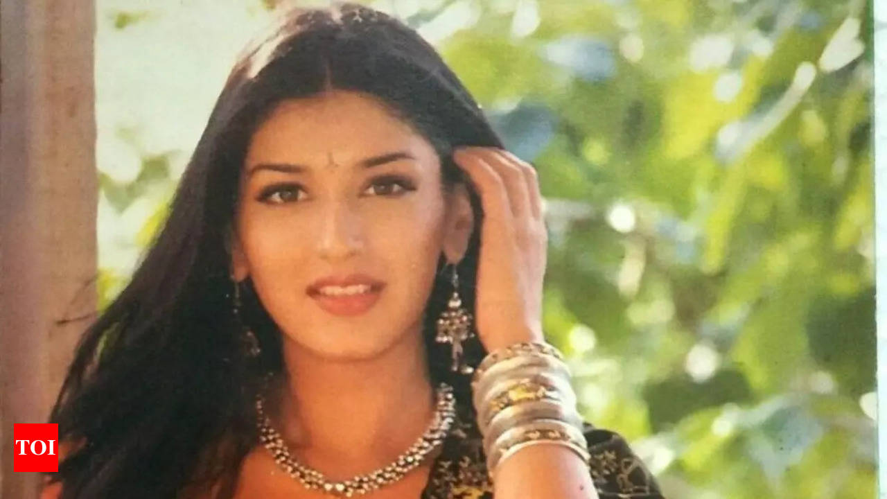 Sonali Bendre leaves fans mesmerised as she shares a video of her different  avatars from the 90s | Hindi Movie News - Times of India