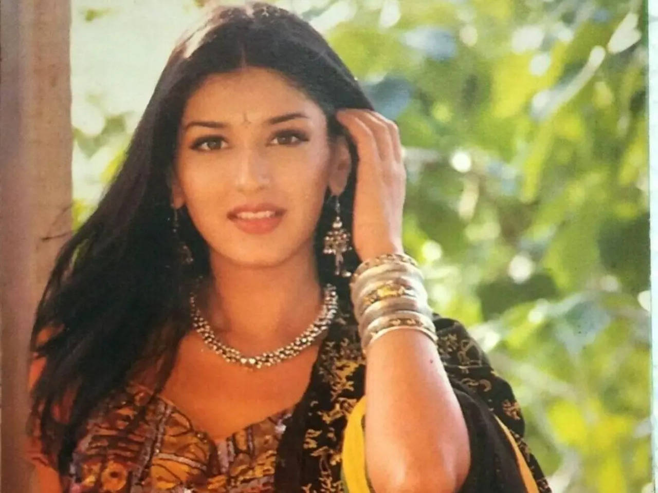 Sonali Bendre leaves fans mesmerised as she shares a video of her different  avatars from the 90s | Hindi Movie News - Times of India