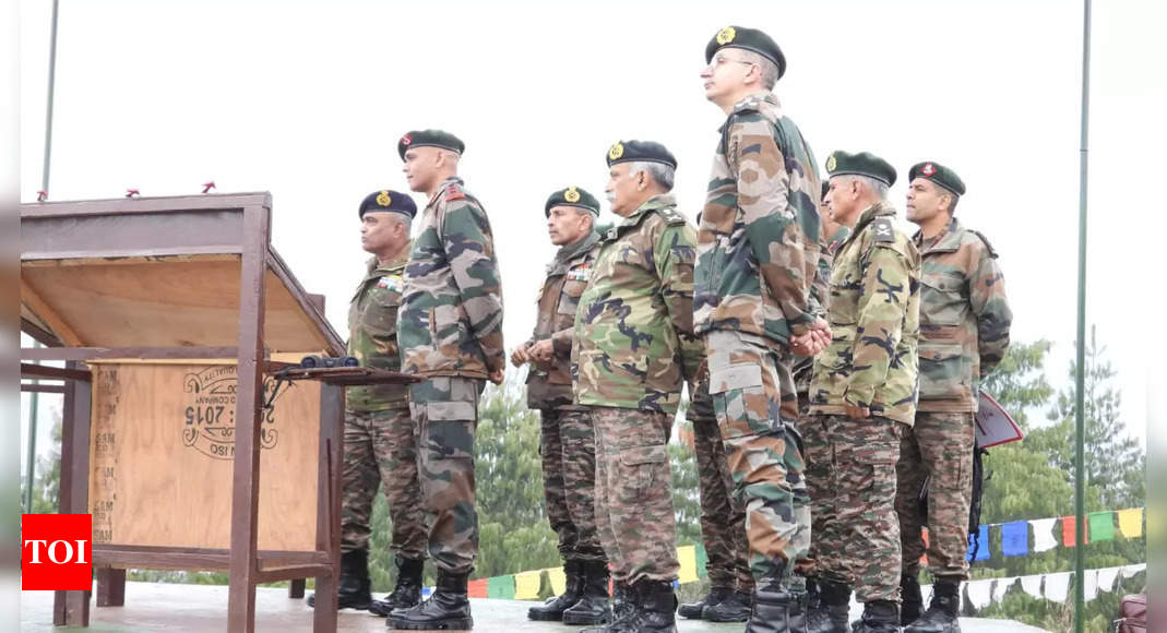 Army: India China Border: Army chief General Manoj Pande visits