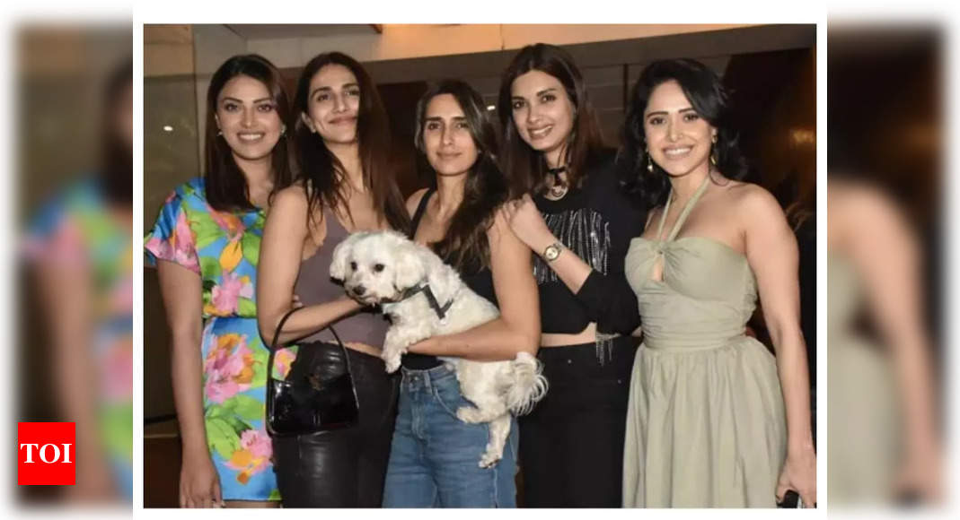 Pragya Kapoor parties with Nushrratt Bharuccha, Diana Penty, Mouni Roy, Vaani Kapoor and others, shares pics – Times of India