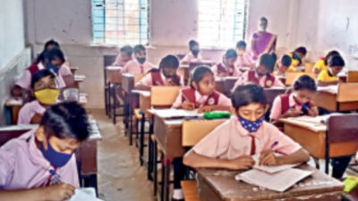 Students take oath to abide by traffic rules