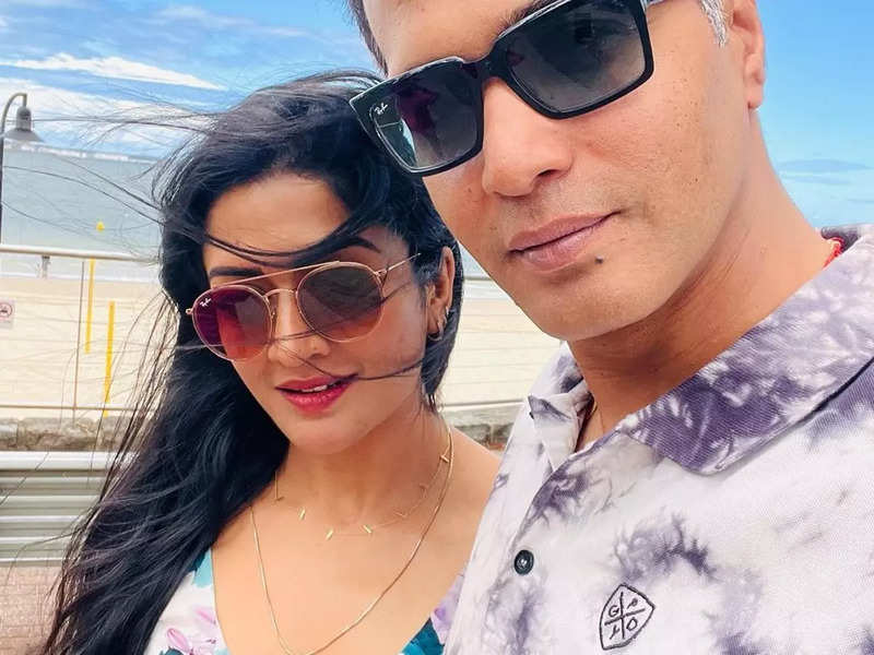 Vimala Raman hints about her relationship with a popular Tamil actor; Shares a picture