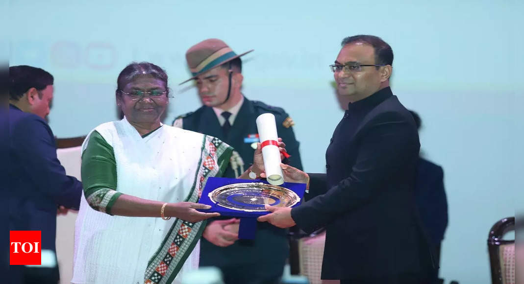 राष्ट्रपति द्रौपदी मुर्मू ने पुणे जिला कलेक्टर को सर्वश्रेष्ठ चुनावी आचरण पुरस्कार प्रदान किया |  पुणे समाचार – टाइम्स ऑफ इंडिया