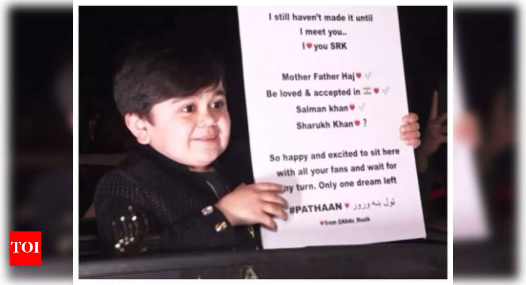 Abdu Rozik shows his love for 'Pathaan', joins SRK fans outside Mannat ...