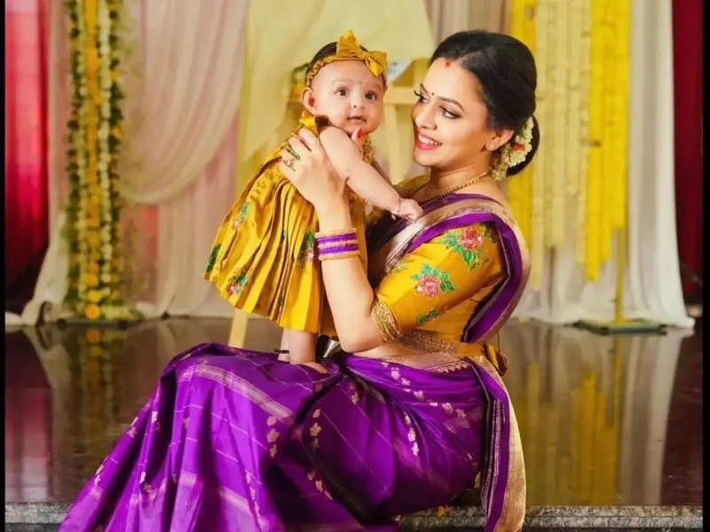 Watch: This video of actress Amrutha Ramammoorthy playing with her daughter in a shopping mall is too cute to be missed