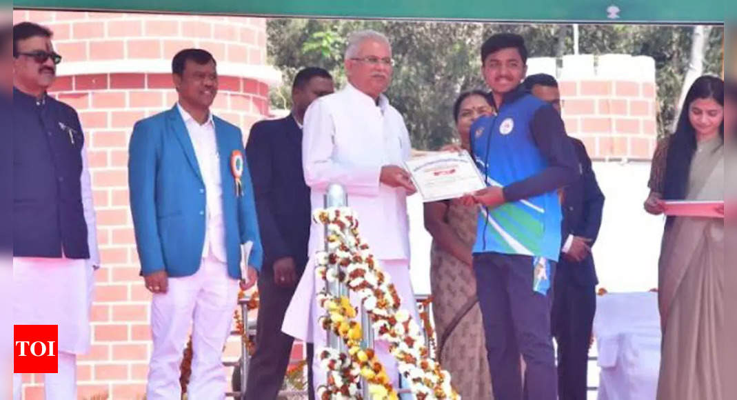 Chhattisgarh CM Baghel felicitates Bastar’s Yuvraj for outstanding achievement in sports during Republic Day function | Raipur News