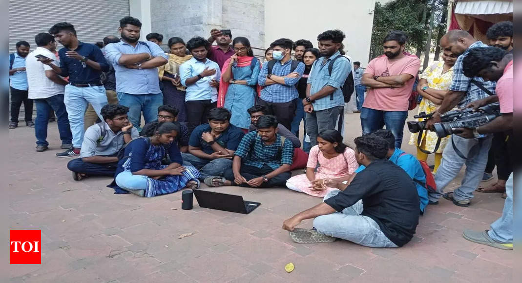 मद्रास विश्वविद्यालय के छात्रों ने ‘लोकतंत्र की रक्षा के लिए’ बीबीसी वृत्तचित्र की स्क्रीनिंग की  चेन्नई समाचार – टाइम्स ऑफ इंडिया