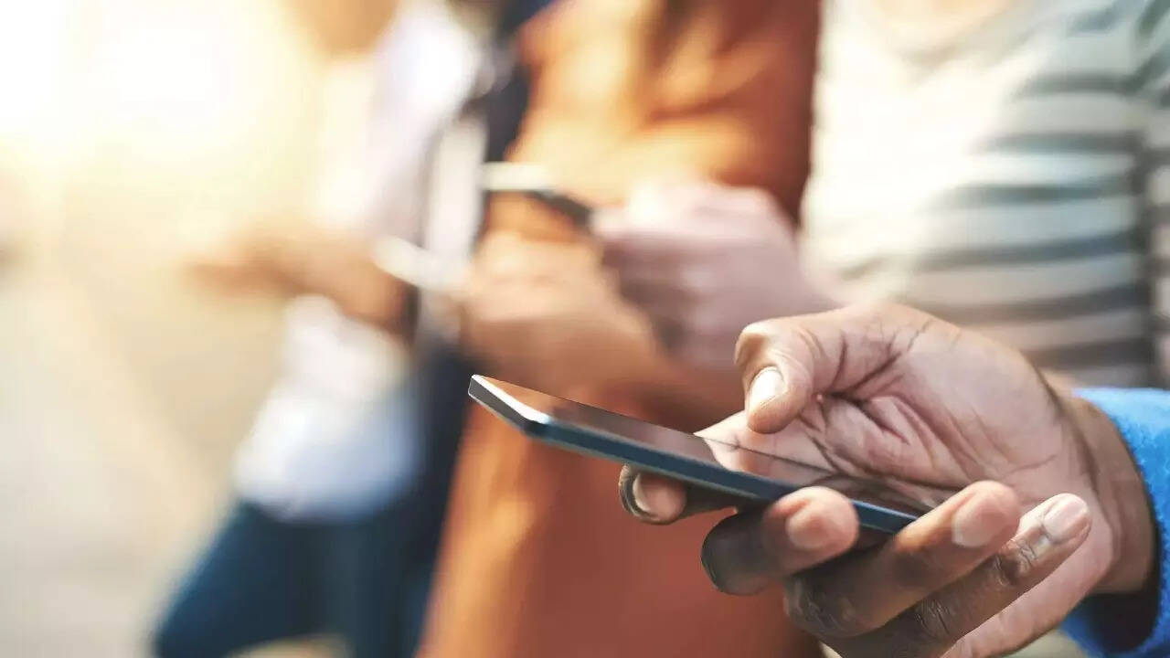 India smartphone market declines, premium segment continues to rise in 2022  - Times of India