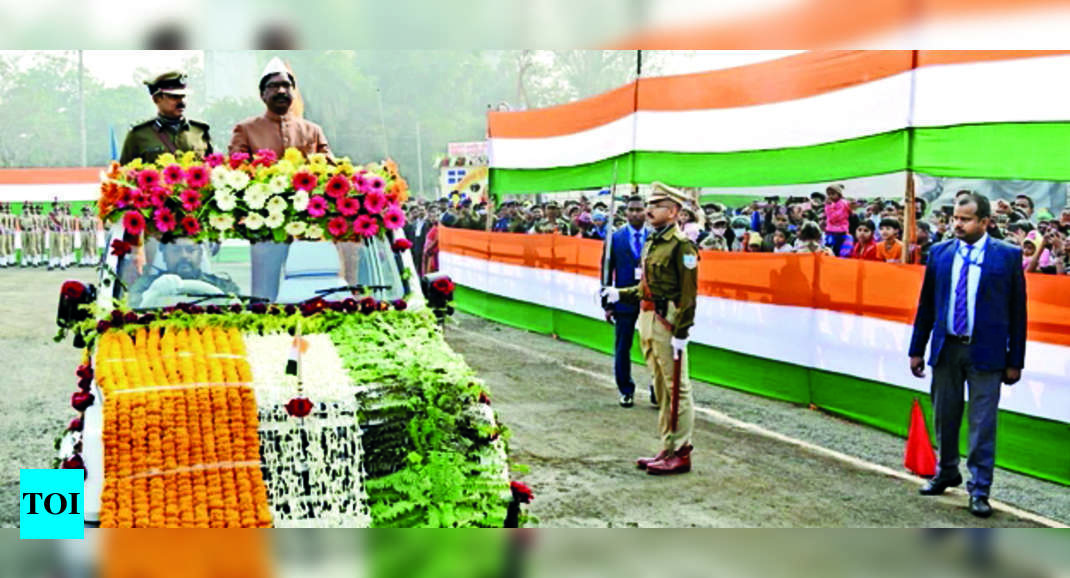 Hemant leads R-Day celebrations in districts - Times of India