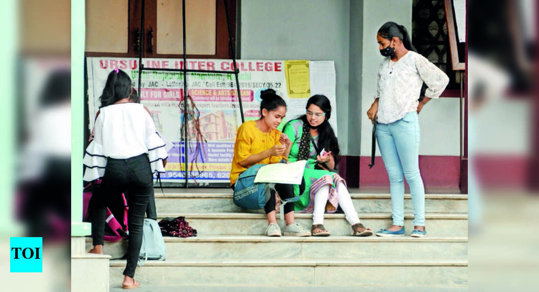 ग्यारहवीं कक्षा के उम्मीदवार प्रवेश फॉर्म के लिए एक लाइन बनाते हैं |  रांची समाचार – टाइम्स ऑफ इंडिया