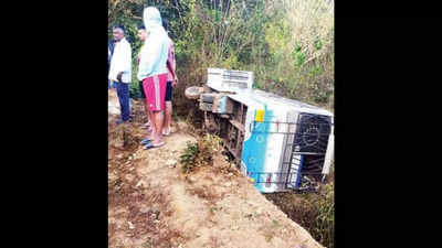 Passenger bus falls in field at Ponda's Bethora, 2 grievously injured