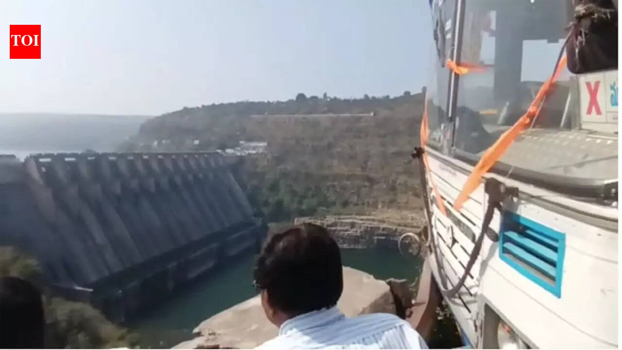Narrow escape for 30 passengers in TSRTC bus accident in Andhra Pradesh ...