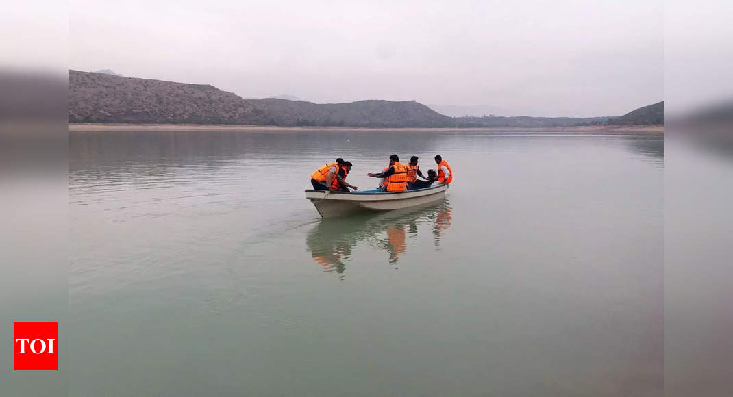 17 students dead, 13 injured as boat capsizes in northwest Pakistan – Times of India