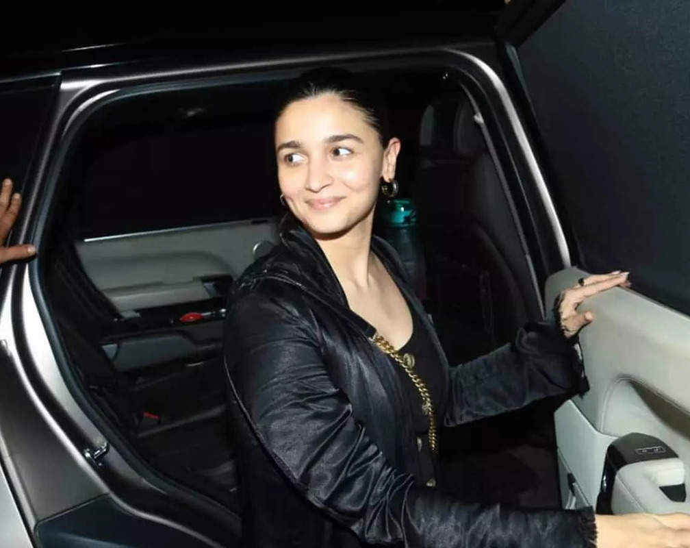 
Alia Bhatt's no-makeup look goes viral, new mommy smiles for the camerapersons
