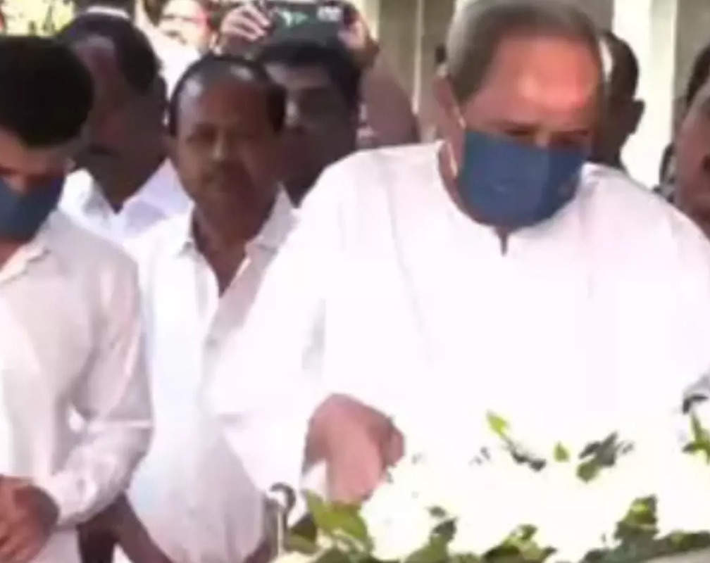 
Odisha CM Naveen Patnaik pays last respects to deceased minister Naba Kishore Das at his official residence
