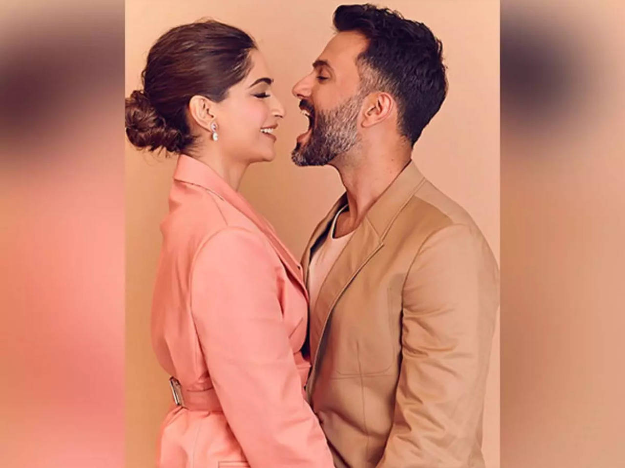 Monday Flashback Sonam Kapoor drops a picture from dating days with husband Anand Ahuja Hindi Movie News