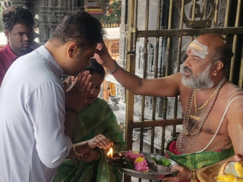 After 'Vairsu' success, Vamshi Paidipally visits Thiruvanamalai temple ...