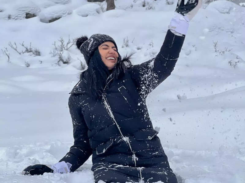 Anju Kurian experiences snowfall for the first time!