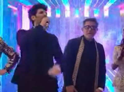 Aamir, Kartik dance together at a wedding