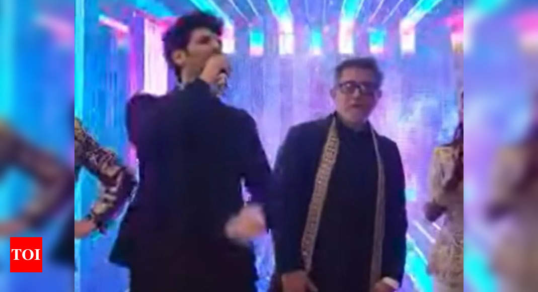 Aamir Khan, Kartik Aaryan dance together on ‘Tune Mari Entriyaan’ at a wedding in Bhopal – WATCH – Times of India