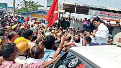 VISL workers shout slogans against BJP in Karnataka