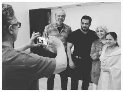 Salman Khan poses with Aamir Khan's family for an adorable picture as the Dangal actor turns photographer for them