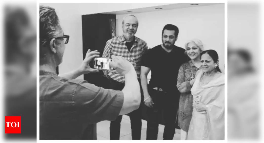 Salman Khan With Family Bf Xxx - Salman Khan poses with Aamir Khan's family for an adorable picture as the  Dangal actor turns photographer for them | Hindi Movie News - Times of India
