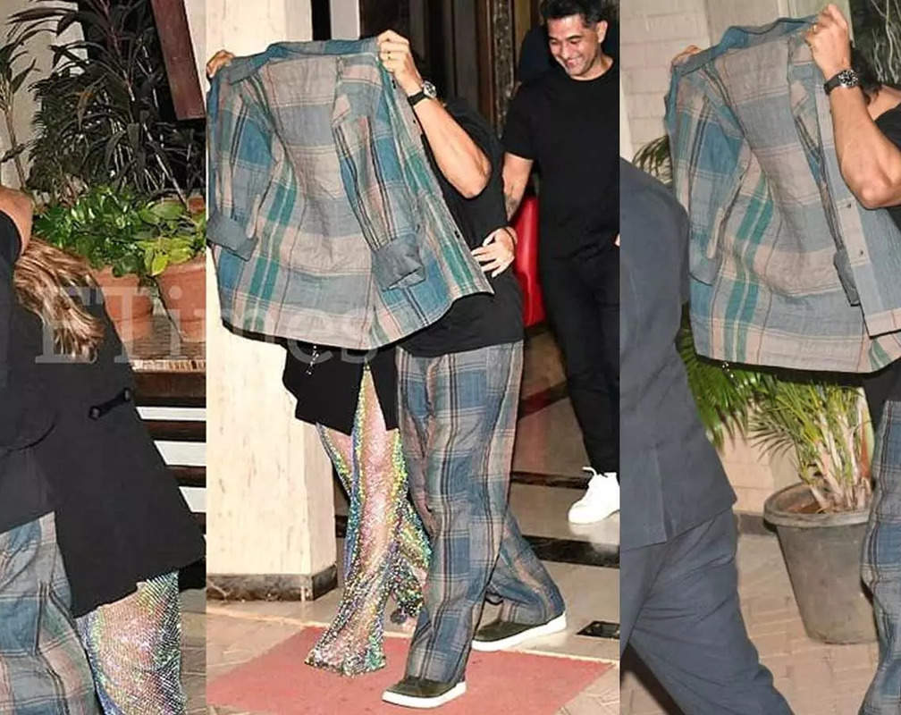 
VIRAL ALERT! Amrita Arora hides her face behind Farhan Akhtar's coat, photographers get surprised
