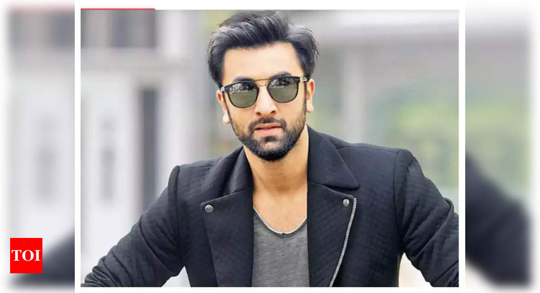 Check out this Ranbir Kapoor airport look that's a guide to