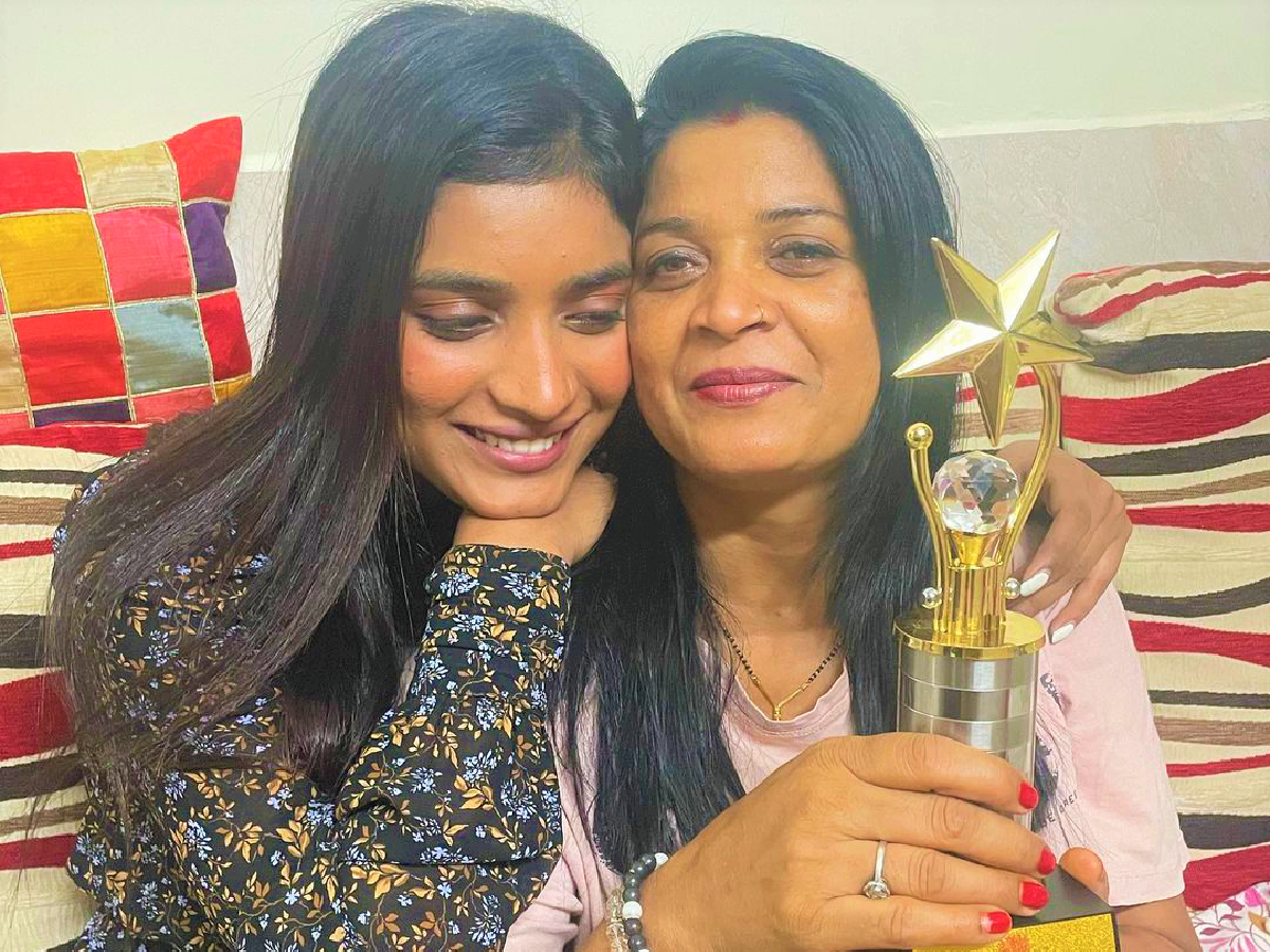 Manya Singh dedicates her award to her mother!