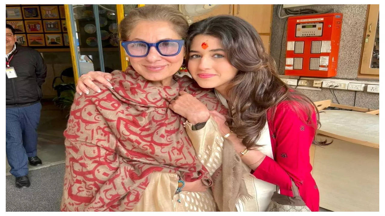 1280px x 720px - Dimple Kapadia strikes a pose with granddaughter Naomika Saran at her  graduation ceremony; Twinkle Khanna calls them 'stunning women' - See  photos | Hindi Movie News - Times of India