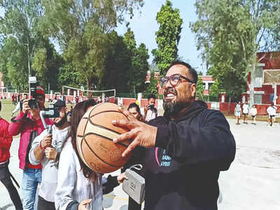 Anurag Kashyap drops by alma mater, Hansraj College for a visit