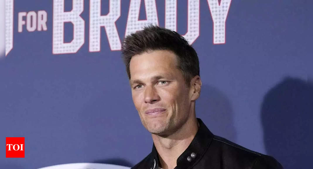 Tom Brady reverses retirement decision, says he'll play at least