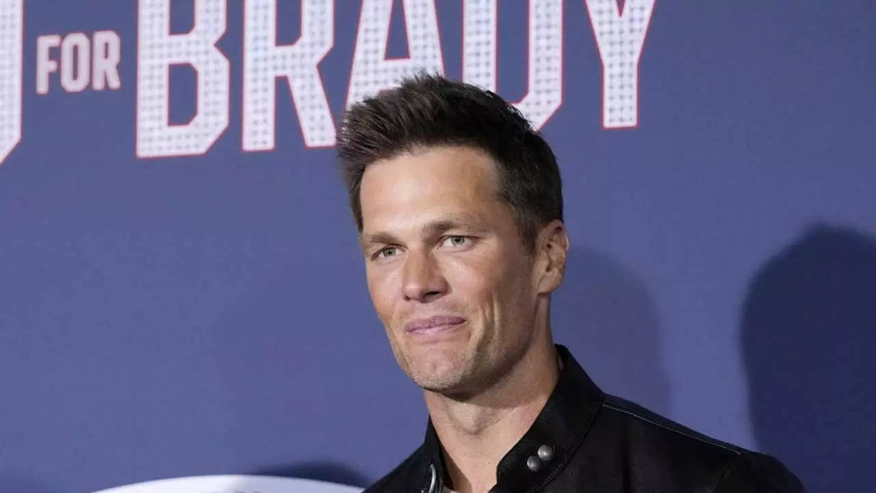 Tom Brady reverses retirement decision, says he'll play at least