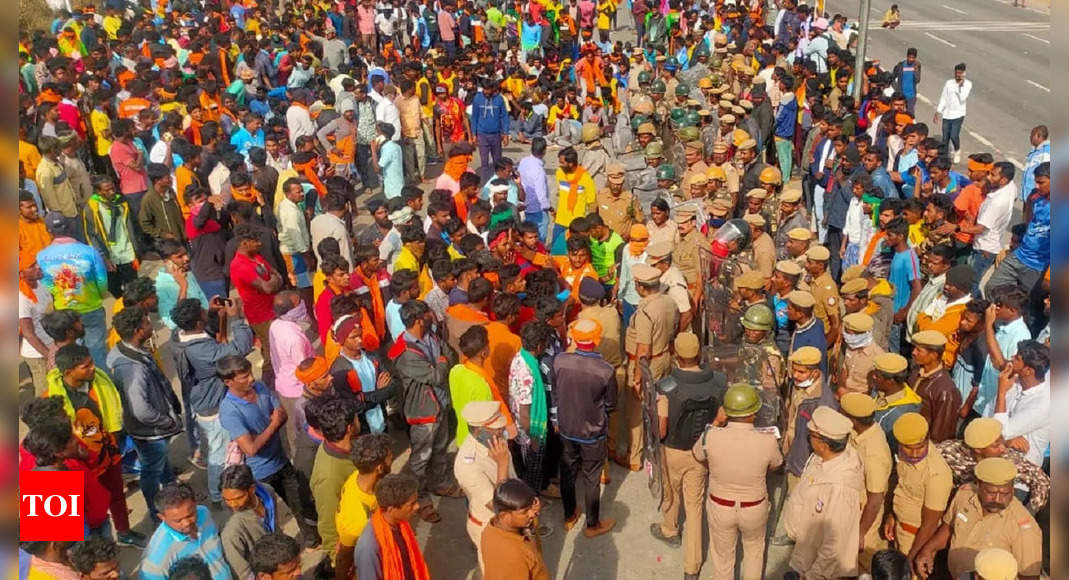 तमिलनाडु के कृष्णागिरी में जल्लीकट्टू के लिए अनुमति नहीं मिलने के बाद चेन्नई-बेंगलुरु राजमार्ग अवरुद्ध, वाहन क्षतिग्रस्त |  मदुरै समाचार – टाइम्स ऑफ इंडिया