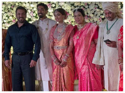 Salman poses with Pooja at her bro's wedding
