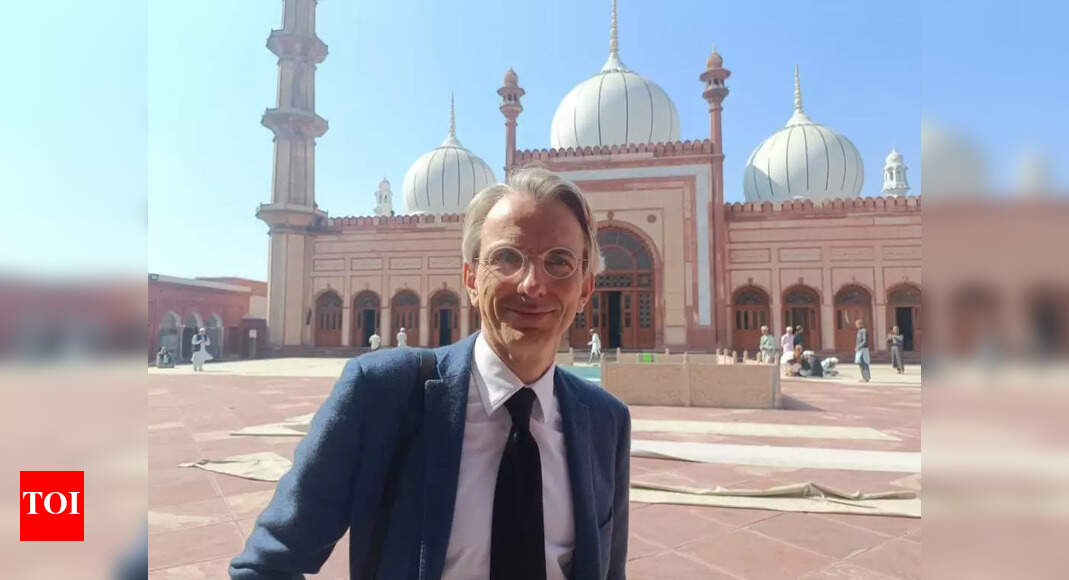 French Ambassador Emmanuel Lenain visits Aligarh Muslim University, stressed for exchange programme – Times of India