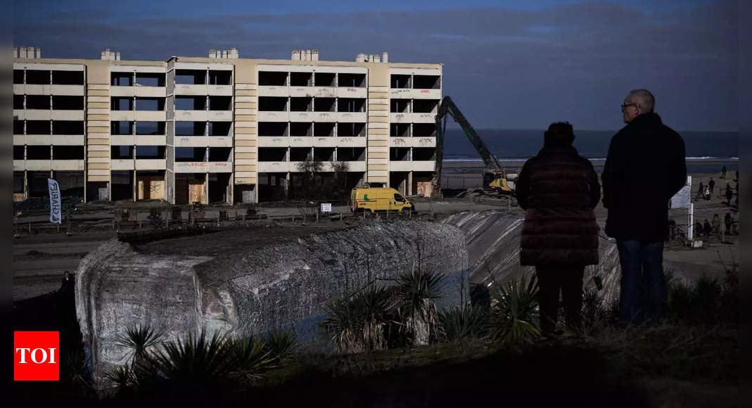 France destroys seaside flats threatened by coastal erosion