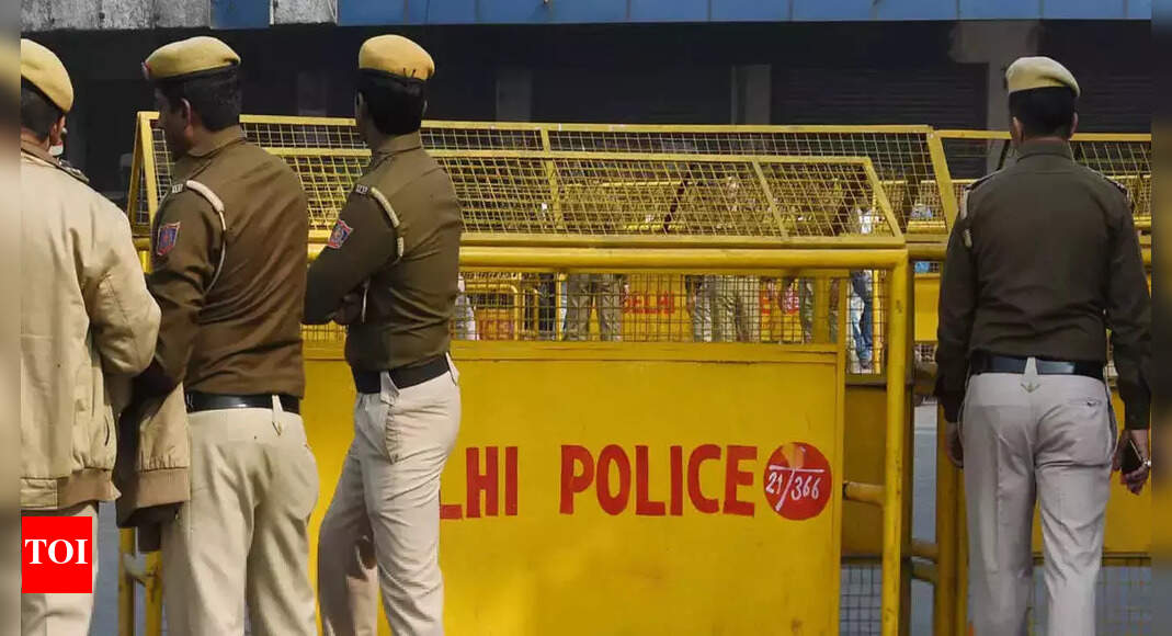 उत्तरी दिल्ली के बुराड़ी में एटीएम चोर को पकड़ने के लिए पुलिसकर्मी नाले में कूदा |  दिल्ली समाचार – टाइम्स ऑफ इंडिया