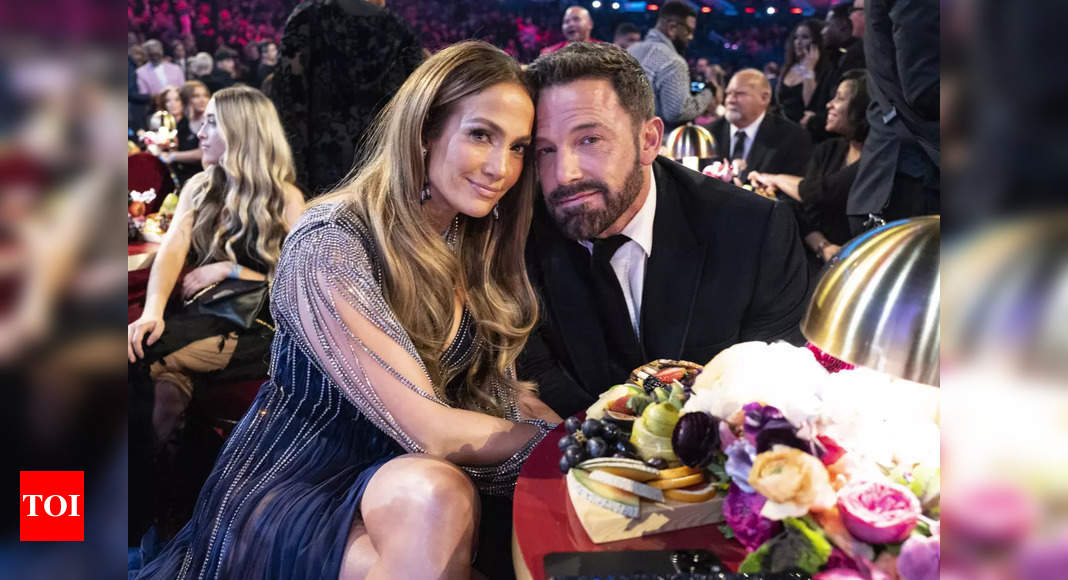 Fans go crazy spotting a bored Ben Affleck sitting next to an impatient-looking Jennifer Lopez at the Grammys – Times of India
