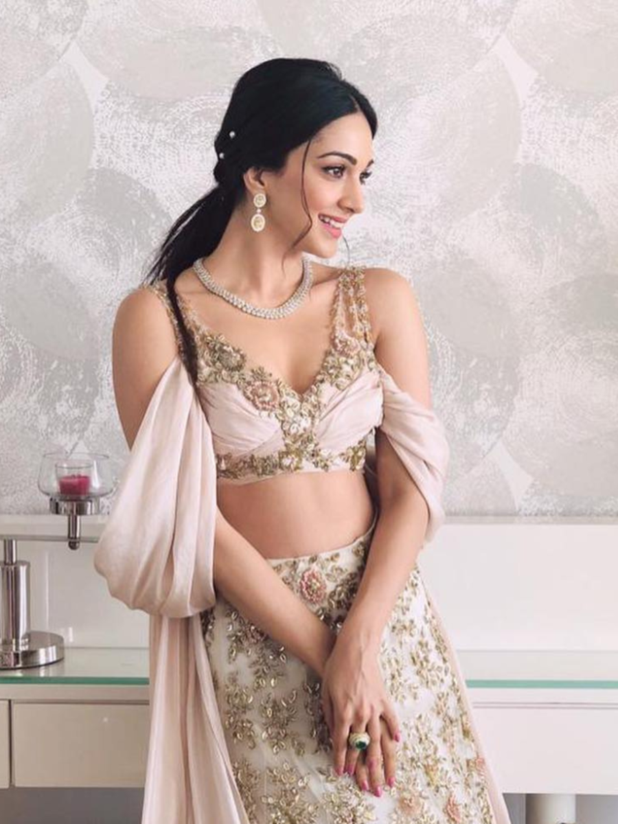 Isha Ambani S Bridesmaid Kiara Advani Wore A Bold Choli Lehenga For Her Wedding Blouse Design