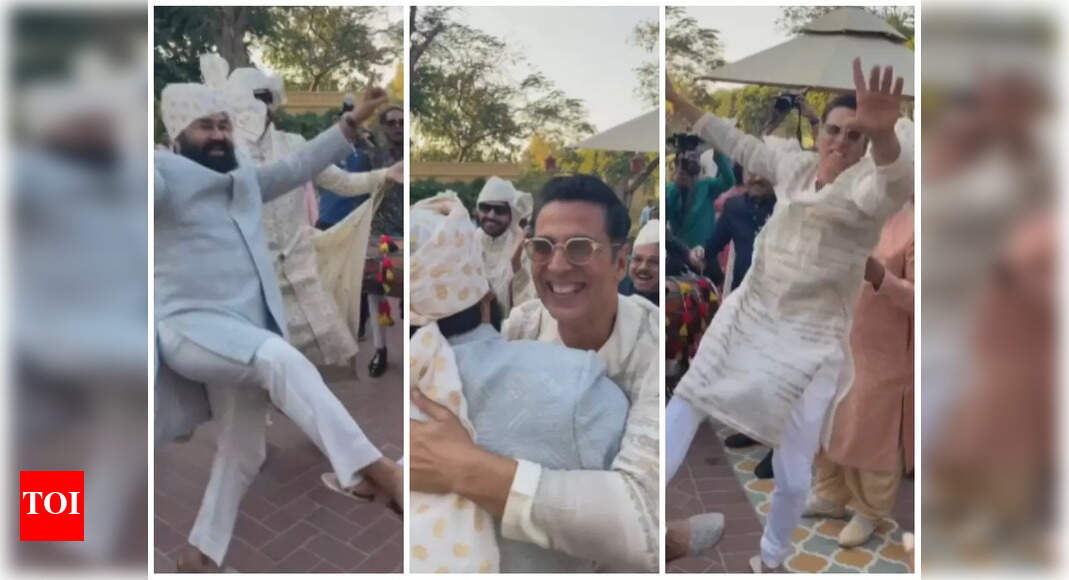 Akshay Kumar and Mohanlal performing bhangra at a wedding is the best thing on the internet today! – Times of India