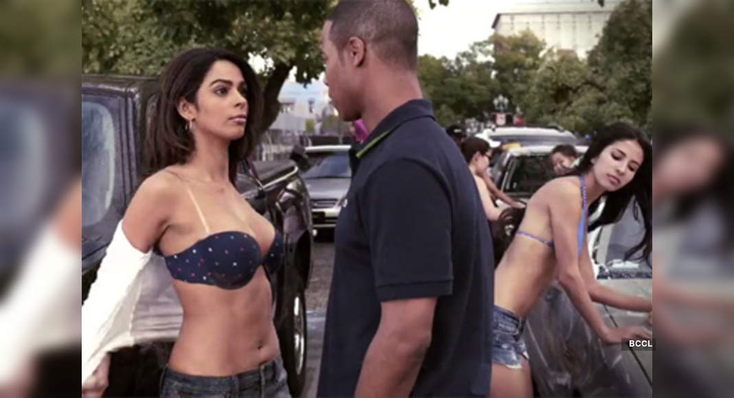 Mallika Sherawats Sexy Car Wash Sequence In Hollywood Film Politics