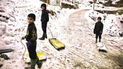 200 roads blocked after snowfall in Himachal Pradesh