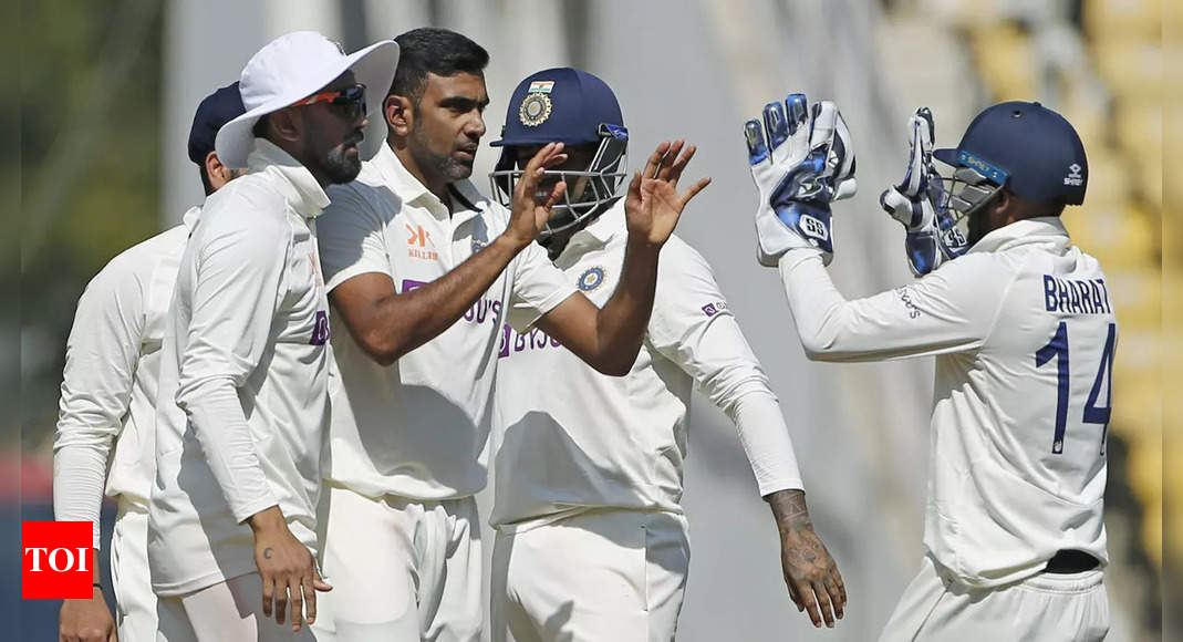 India vs Australia 1st Test Live cricket score, Day 3: Jadeja, Axar look to further frustrate the Aussies  – The Times of India : 115.3 : India : 324/7