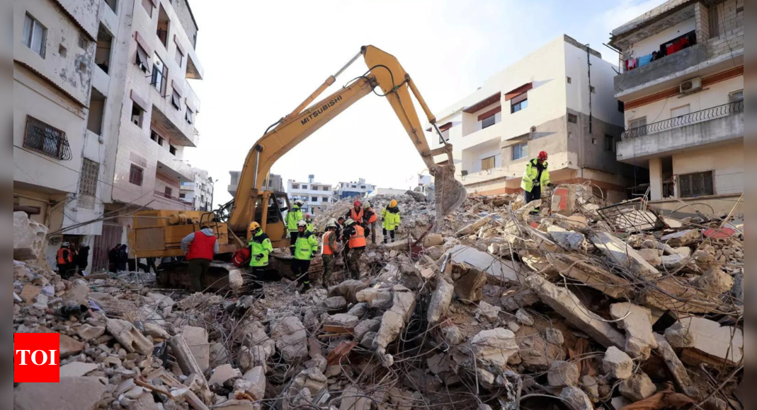 Depremin enkazı altında 104 saat kaldıktan sonra kurtarılan Türk kadını bir gün sonra hayatını kaybetti.
