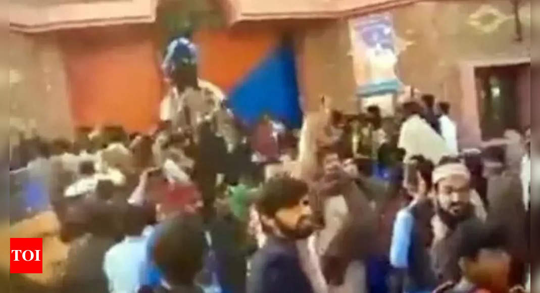 Une foule pakistanaise lynche un homme accusé de blasphème et traîne son corps dans la rue