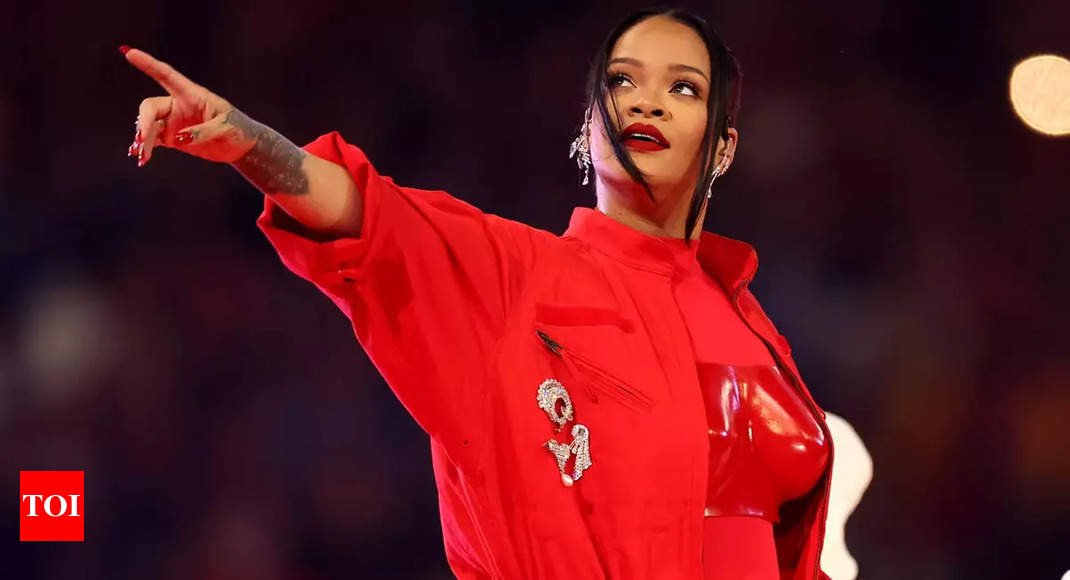 Pregnant Rihanna's Super Bowl performance gets mixed reviews