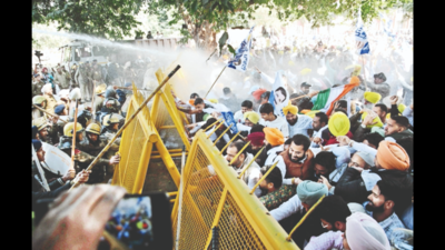 Water jets used to stop AAP protest against Modi-Adani